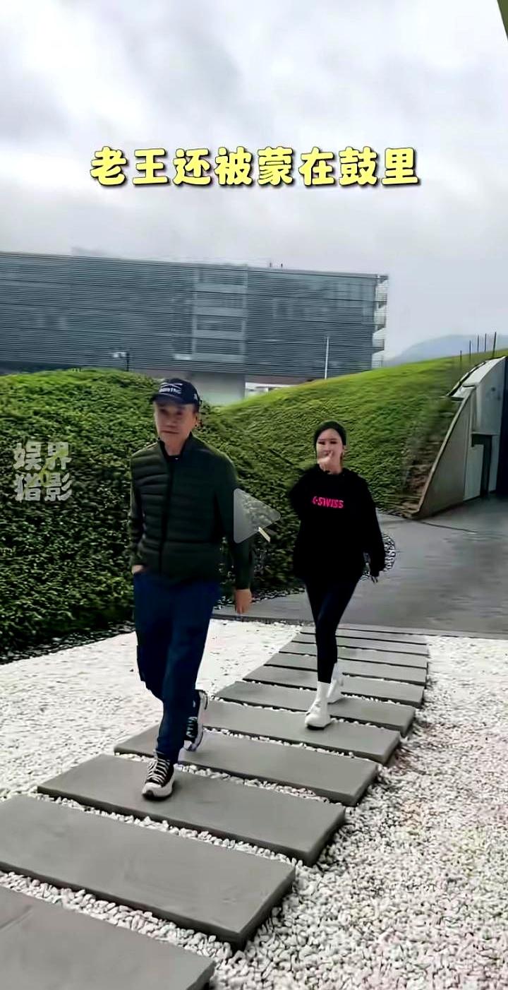 75岁的万科大佬王石，最近被小30岁的田朴珺拉着去爬山，画面里那种“想拒绝又不好