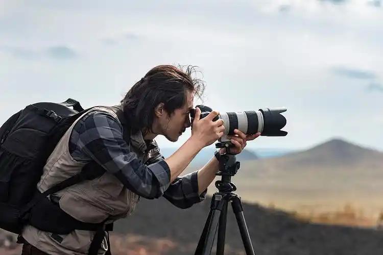 摄影师与摄影爱好者的区别，摄影师具备摄影专业知识，有着专业学校的毕业文凭，或在摄