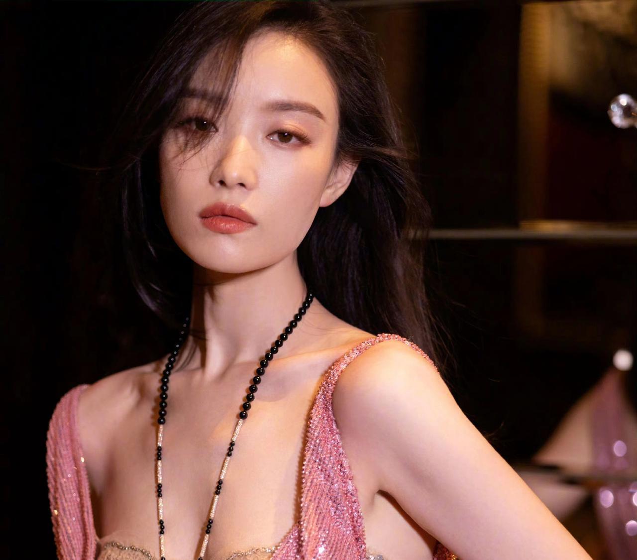 咖位掉的最快的是不是倪妮，本以为她会成为第一个大花。谋女郎出道，一部《金陵十三