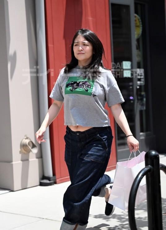 真子公主到了美国后是越来越放飞自我了，小肚腩大大方方露着就出街了。到底是美利