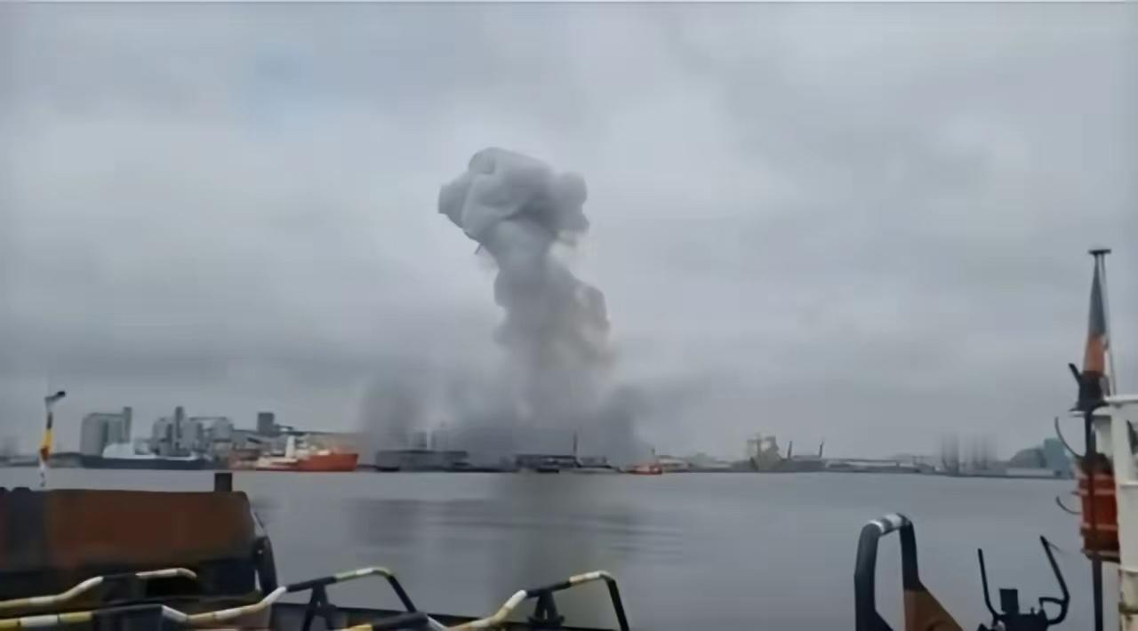 罗马尼亚黑海港口康斯坦察发生自杀无人艇爆炸事件。 简直是疯了！你能想象吗，在