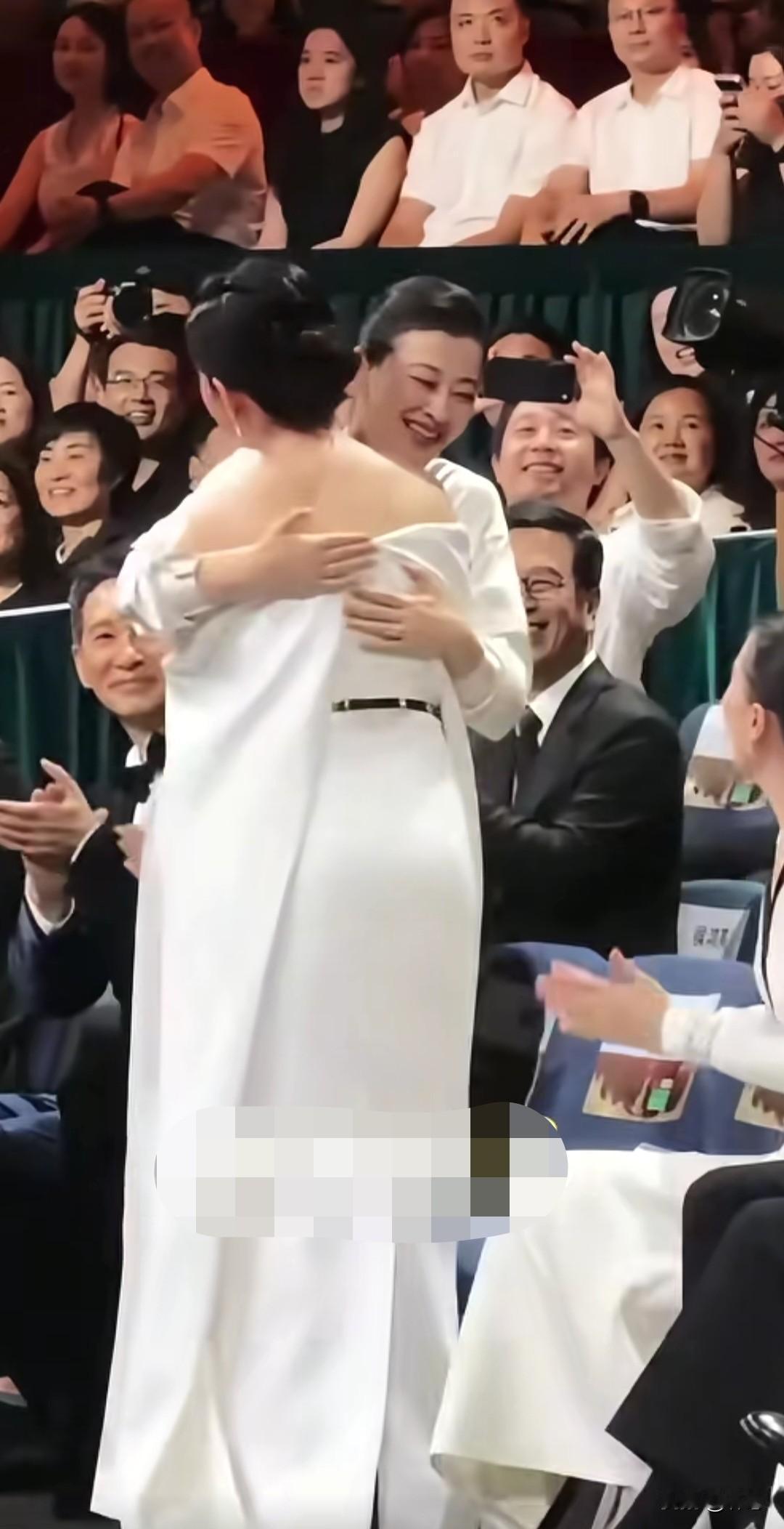 同穿白裙同台拥抱！梅婷、秦海璐、宋佳、蒋欣金鹰奖同框，这才是女演员的神仙友谊[比