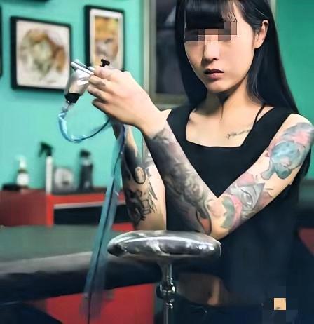 “纹身的一律开除！”湖南15岁女生中职报到后因胳膊小纹身被校方当场拒入学，家人索