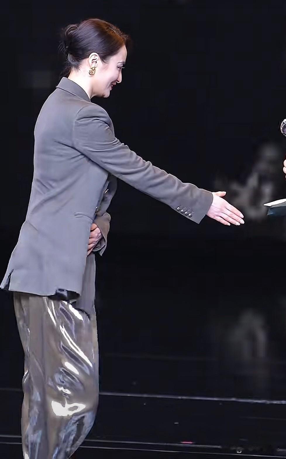 蒋勤勤今天可丢大人了，本来以为凭着自己的实力50岁还能获奖肯定很牛，结果上台想