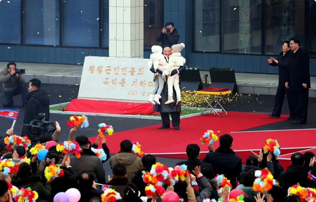 金正恩出席工厂竣工典礼。​​​