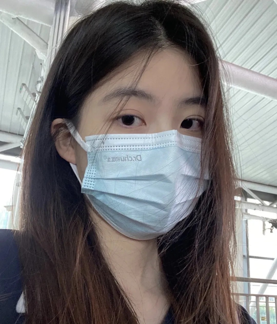 我和男友是相亲认识的，他家在镇上开了一间小卖部。跟他相处大半年，感觉人是