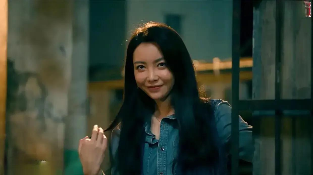 追剧巜扫毒风暴》，林强峰(段奕宏饰演)作为一名警察，出入酒吧，歌也唱得好，撩妹的