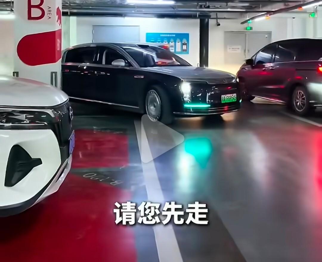 小艺不仅越来越人性化，还更懂礼貌了。有博主上传了一段尊界S800在地库会车的视