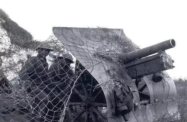 抗战前国军的军队建设，大多数装备都是在浪费钱，或者门面装备。比如说中正式步枪，全