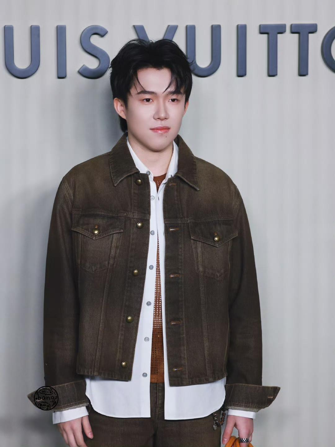 好久不见，目前正处于休假阶段的奥运乒乓球冠军王楚钦，今晚在北京参加代言品牌的新店