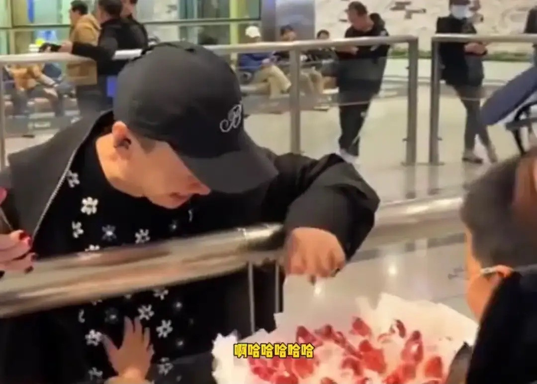 宋丹丹回京，儿媳博谷带着两个孩子来接奶奶，宋丹丹拥抱了儿媳！