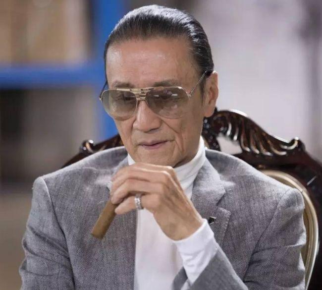 2000年的香港电影圈，周星驰拿着100万港币的支票找到谢贤。这位64岁的T