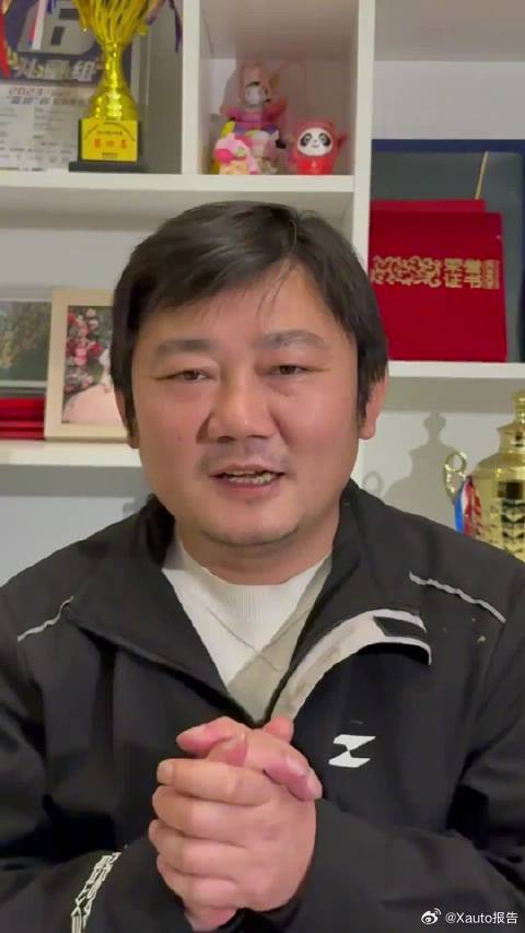 张雪重申选择重庆的理由张雪深夜发声，澄清此前“一个子儿都没有”的言论，坦言本意是