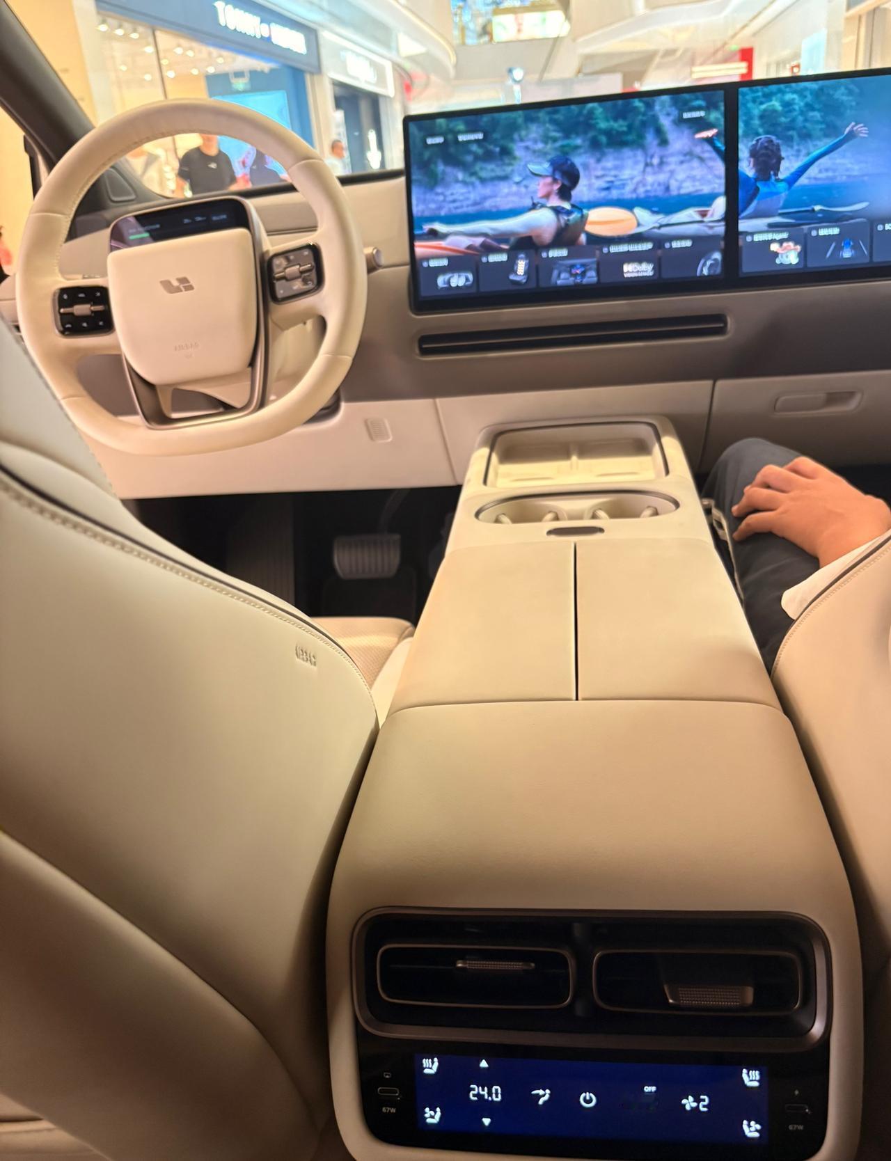 昨天去商场逛街的时候，静态感受了一下理想i6，这台车销量非常的好，但是一直没有看