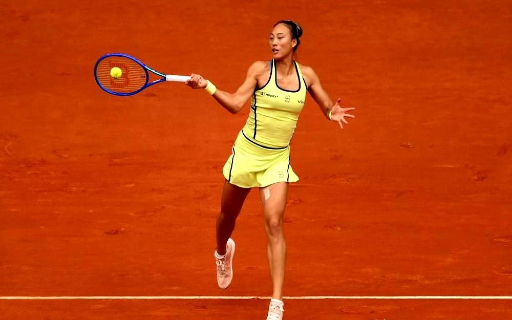 她不再死磕底线了。1-6被对手吊打，第一盘输得那叫一个干脆利落。郑钦文当