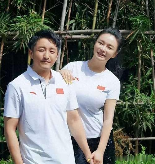 在综艺《姐姐当家2》的发布会上，冉莹颖罕见自曝正身处“丧偶式婚姻”，坦言三个孩子