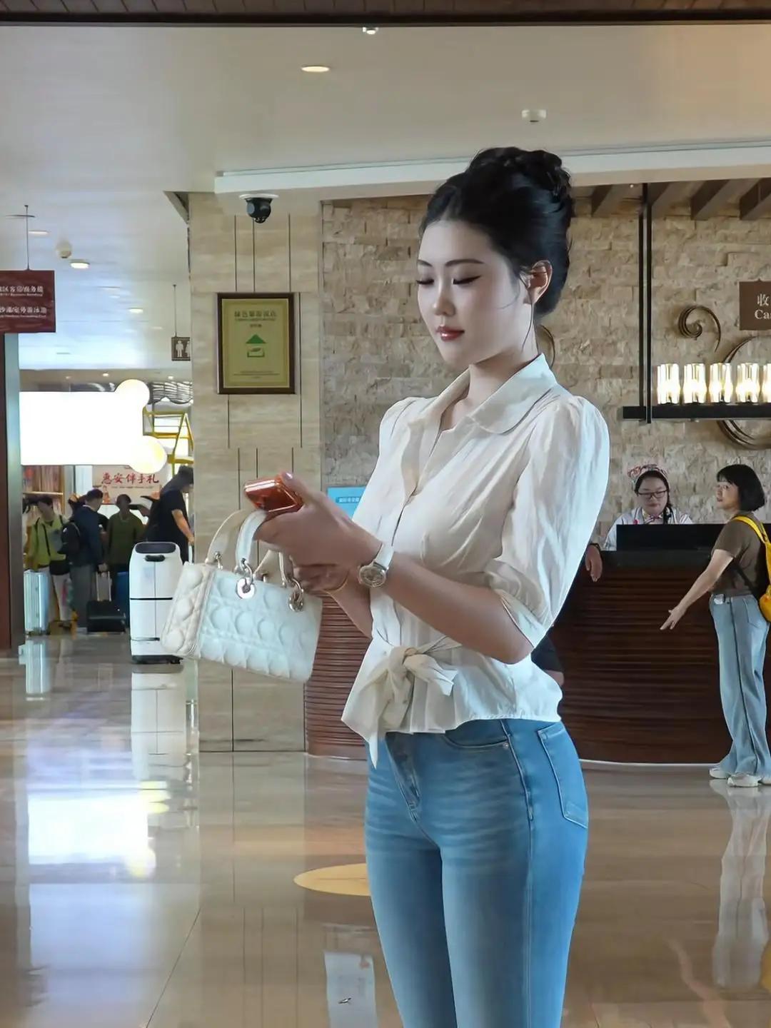 美女小姐姐身材匀称曼妙,整体穿搭简约温婉。