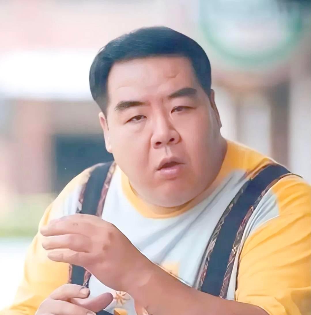 那年郑则仕欠了八千万，电话打给周润发，被拒了。没人知道他当时多绝望，但第二天，