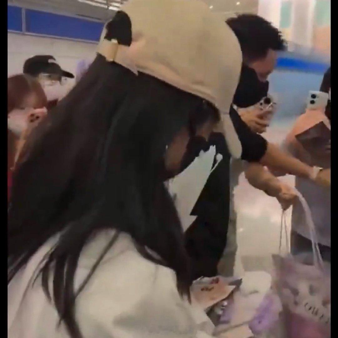 杨紫白玉兰到达路透杨紫白玉兰到达呀呀呀呀呀，果真是红气养人啊！！！杨紫白玉兰