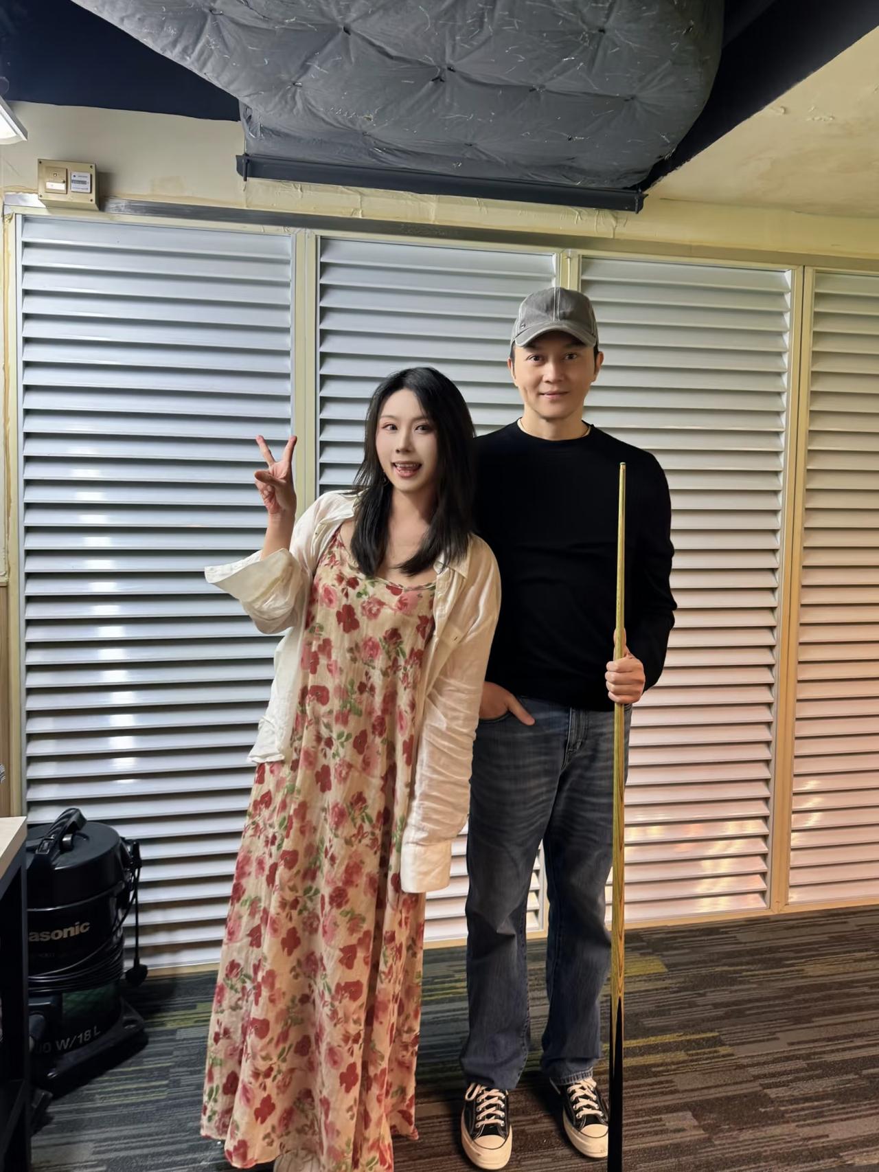 54岁张智霖在香港一间会所打台球被偶遇，他真人状态超好，身材挺拔，穿衣打扮时尚有