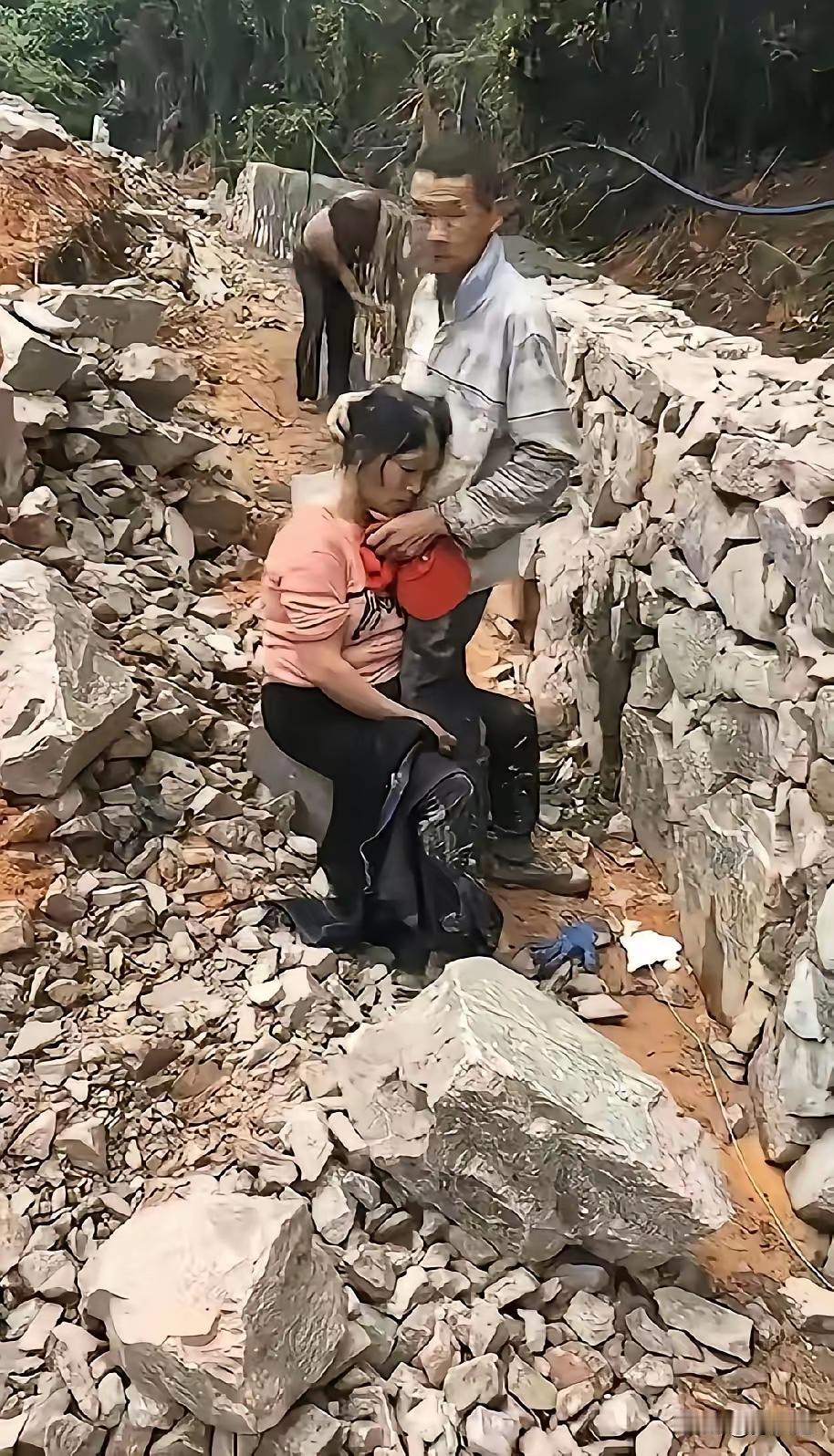 烈日底下，一对夫妻在工地上干活。丈夫砌墙，妻子负责水泥砂浆。气温太高了，