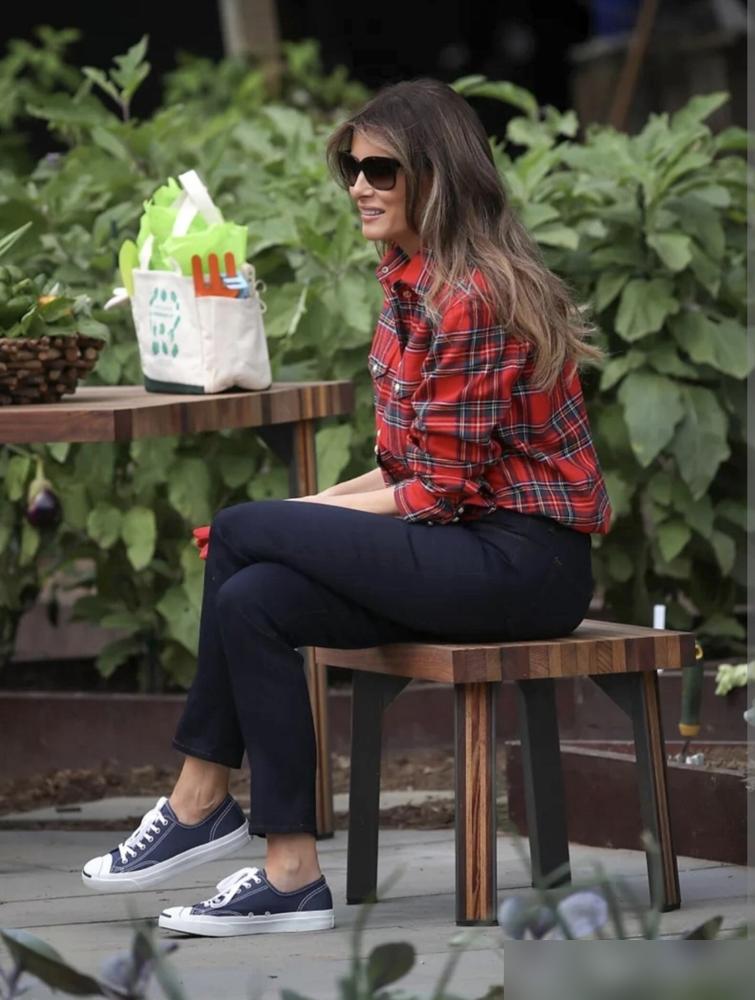 别再盯着梅拉尼娅的脸了。我告诉你，她真正的武器，是那双12厘米的“高跷”。1