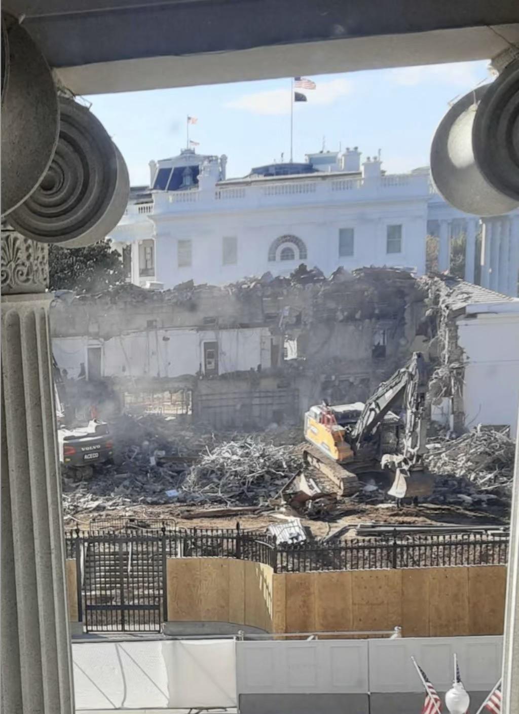 白宫东翼建筑彻底砸掉了。这玩意哪怕是上海，也早就变文保建筑了，要修复也一根梁