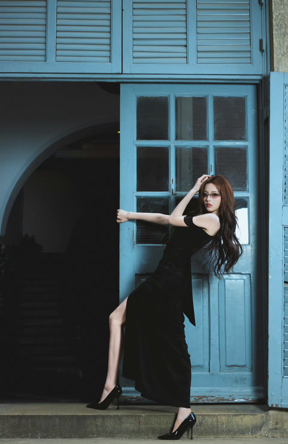 杨超越全黑look的女王压迫感直接拉满！杨超越这身全黑造型也太飒了吧斜肩黑裙