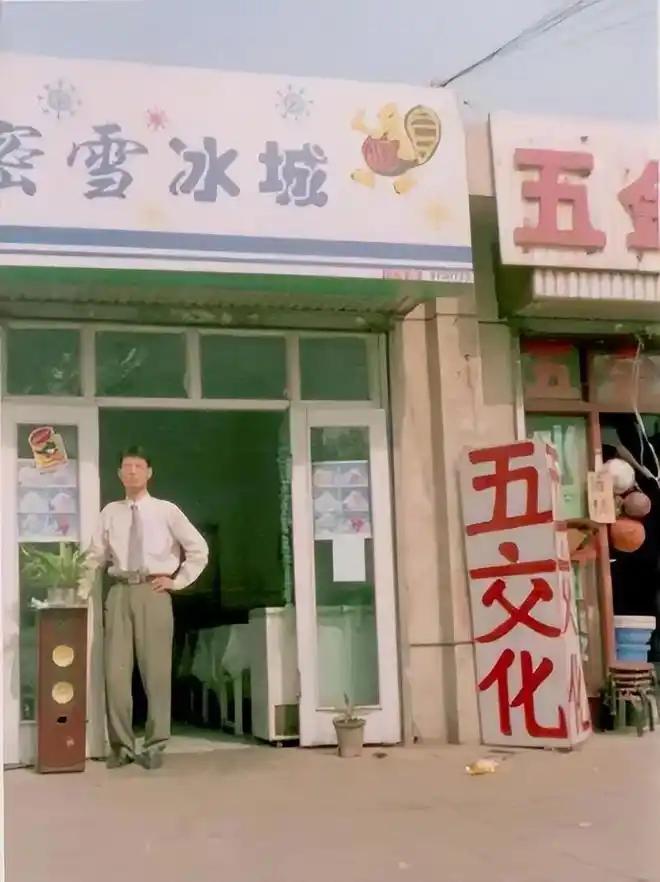 蜜雪冰城老板张红超，1978年生在河南开封通许县，爹妈都靠种地为生，家境特别差，
