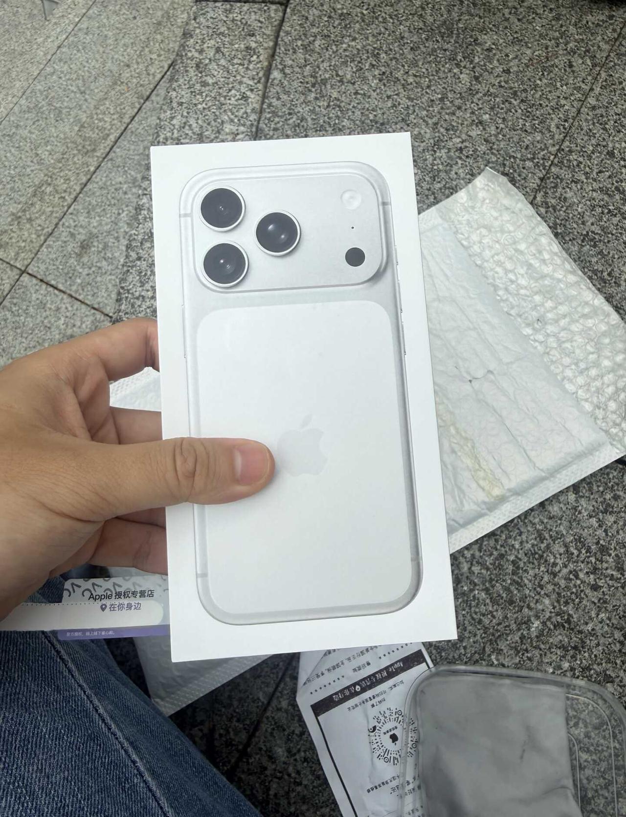 收大哥白条买的小时达的17pro256深圳全新国行iPhone行情全新未拆封