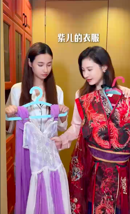 杨雪母女俩太会整活了，闲来没事在家里扮演上王母娘娘和七仙女了，不过她闺女跟她长的