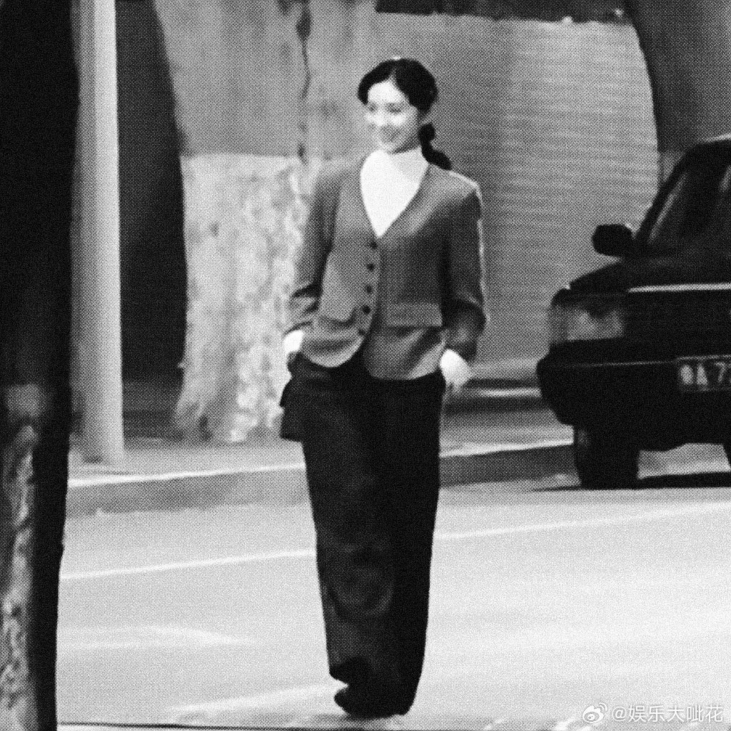 看看刘浩存《主角》路透如何？完全是妈妈级别的....衣架子怎么拍都不崩​​​