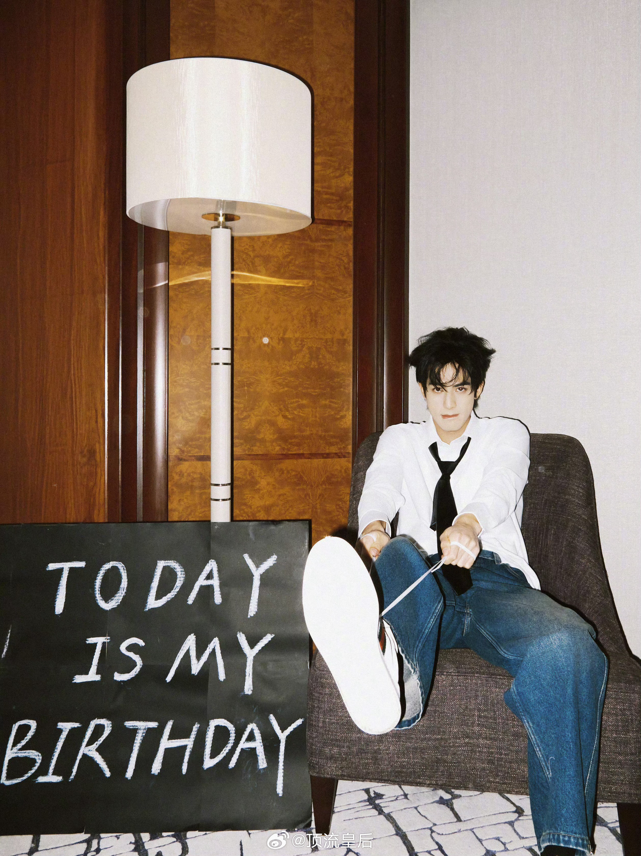 祝大帅哥宋威龙生日快乐，开年仅3个月，播剧、商务、杂志多面开花，火力全开，好势头