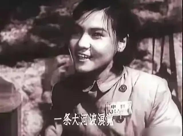当年，郭兰英听到戏班老板跟人商量，要把她卖到风尘场所。她直接吞戒指自毁。幸