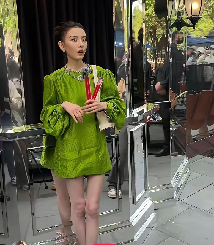 发现了没宋祖儿有一个非常明显的变化不是她变得越来越好看了，而是她看起来太瘦了。最