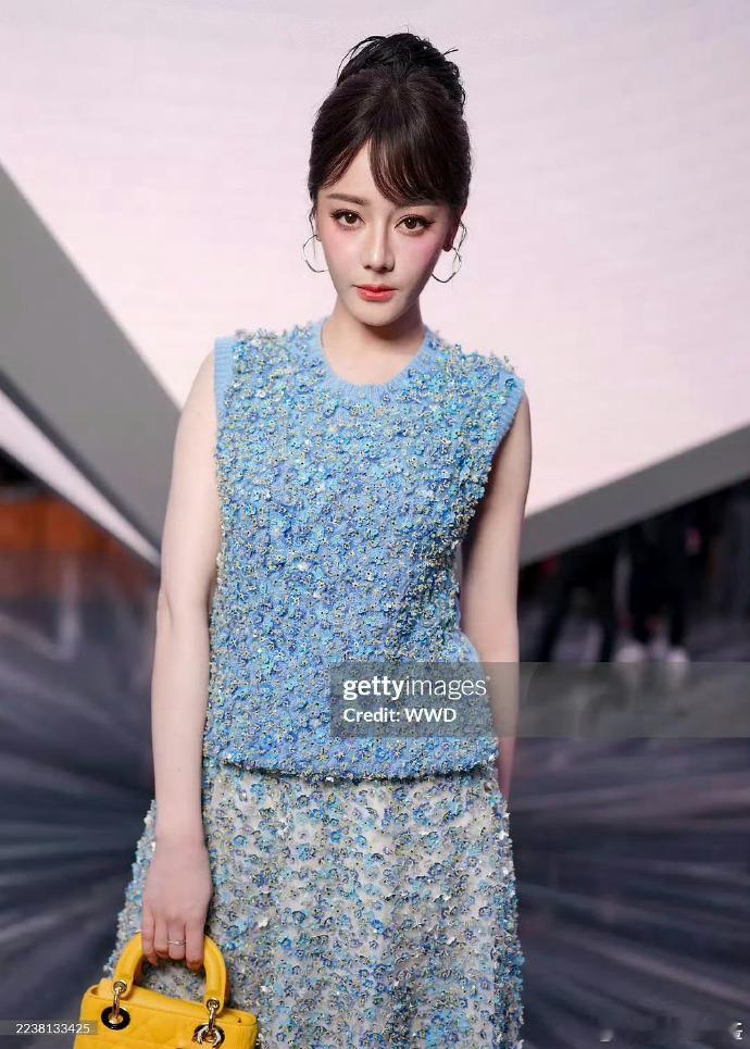 迪奥怎么这么多丑衣服，是想告诉我们只要衣服够丑明星穿也不好看，所以普通人穿上不好
