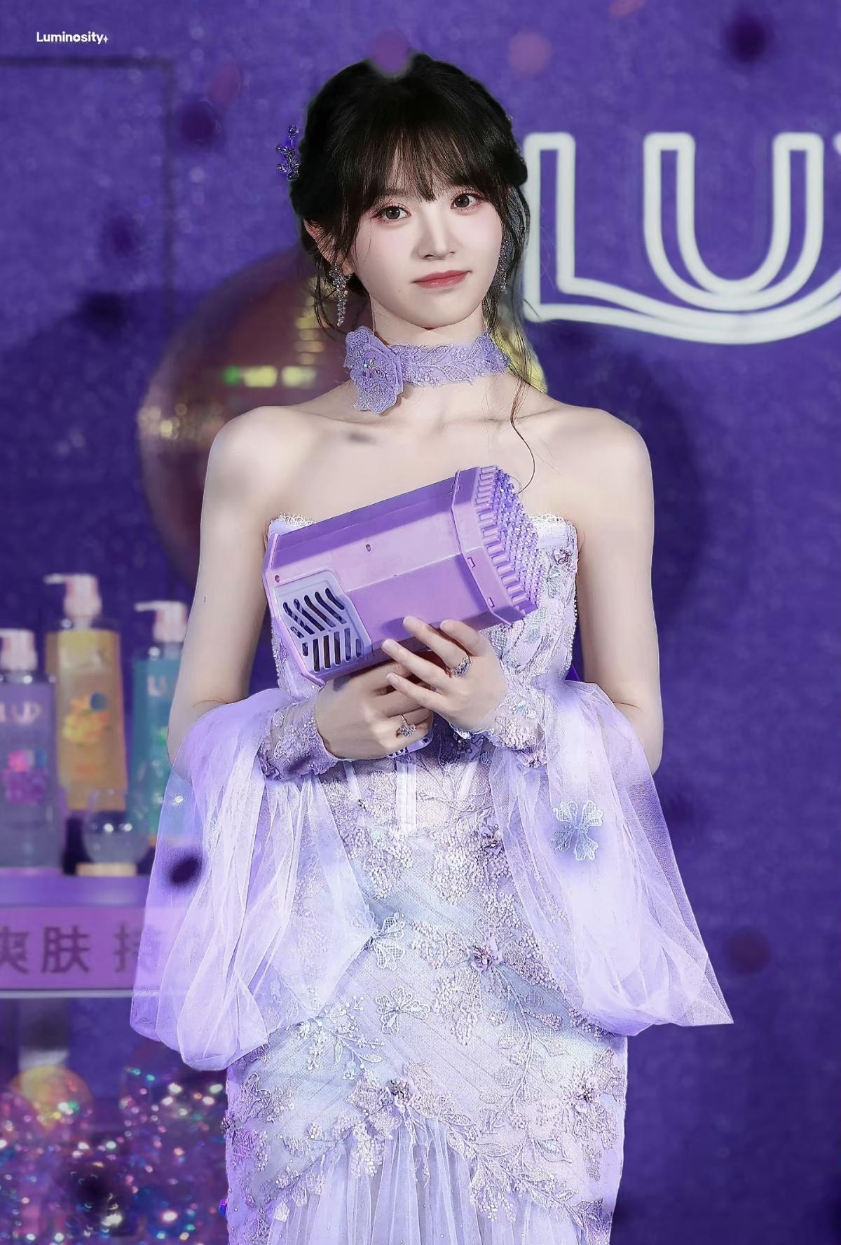 把一整个春天的紫都穿在身上田曦薇这组造型真的美到失语温柔又灵动，