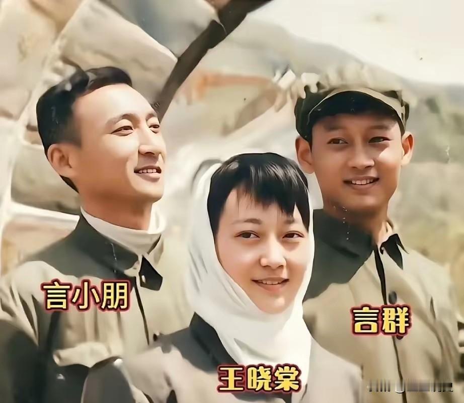 1973年，王晓棠一家三口的长城珍贵合影，照片里不到40岁的王晓棠笑容温婉，丈夫