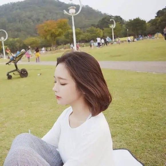 在一个春意盎然的早晨，小镇上的老李正坐在院子里，望着远处的青山绿水，心中泛起一阵