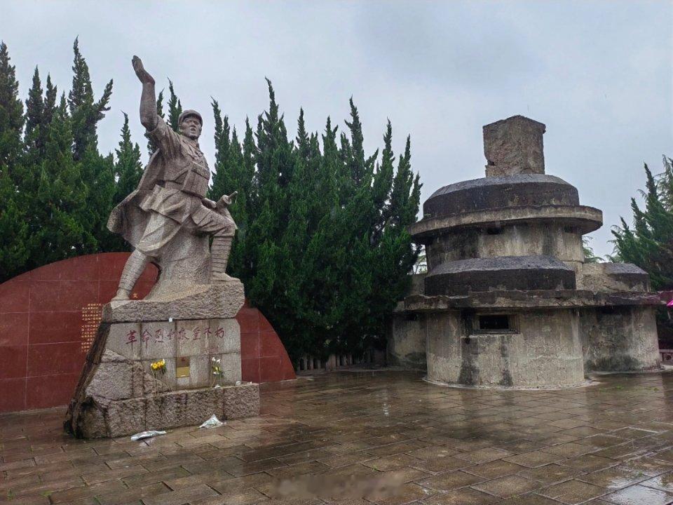 上海碉堡之四位于上海漕宝路七号桥旁，这座斑驳的三层钢筋混凝土碉堡，静静伫立了七十