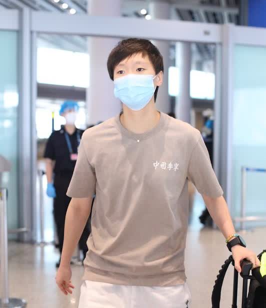 我为什么特别喜欢王曼昱？就因为她拿着一张P卡，在奥运会上小枣受伤不能出战时，临危