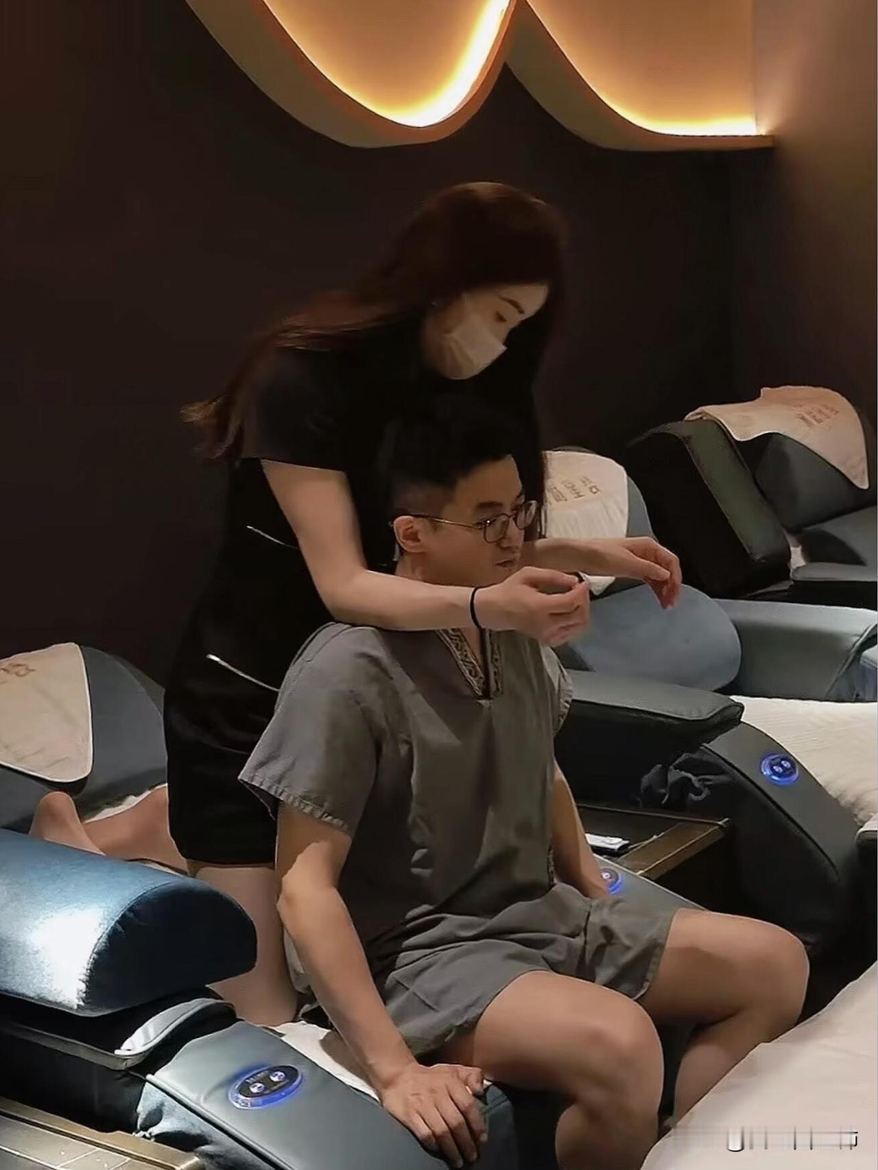 昨天在足浴店，被一个陌生技师的话整破防了。买单时她悄悄拦住我，压低声音说：“哥