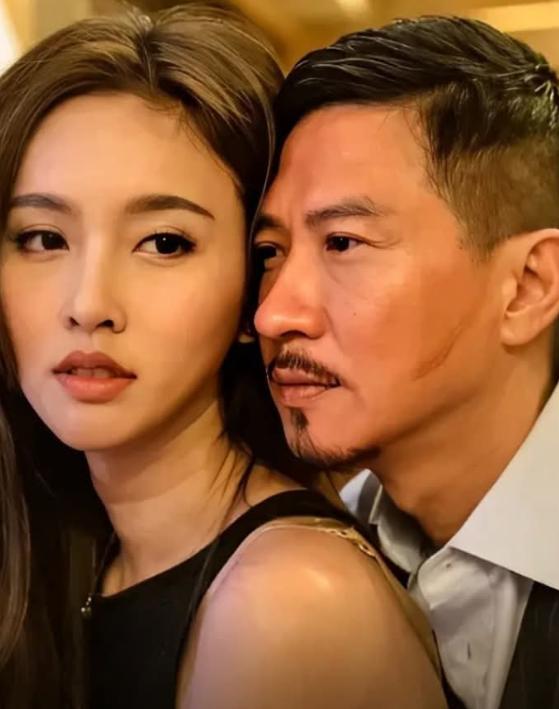2013年，《扫毒》开拍时，导演陈木胜跟张家辉交底：“在戏中给你安排了个泰国女友