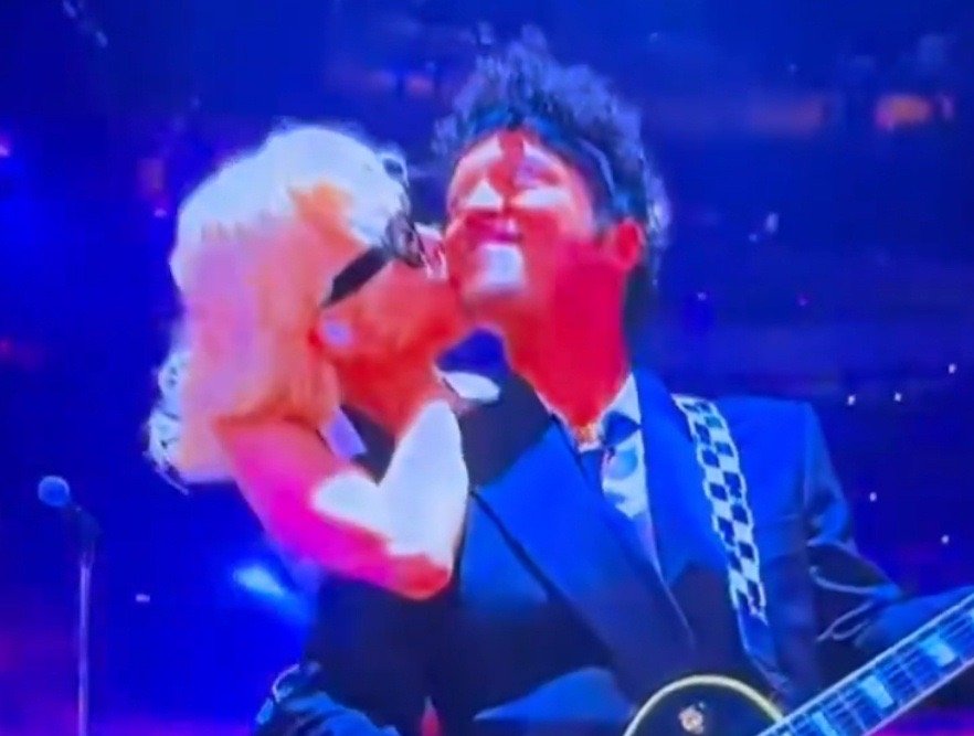 笑死，马户奶奶粉半夜香槟都开好了结果奖没看到，看到老马户对着男人亲了一脸口水🤤