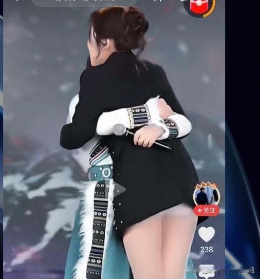 音乐人创作陈伟谈云朵“走光”音乐创作人陈伟就歌手云朵直播时险些“走光”，发