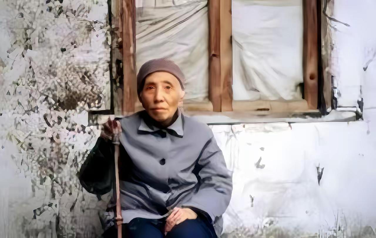 这是“刘文彩的五姨太”王玉清在92岁时的留影，早年有人让她揭发刘文彩强娶妇女的罪