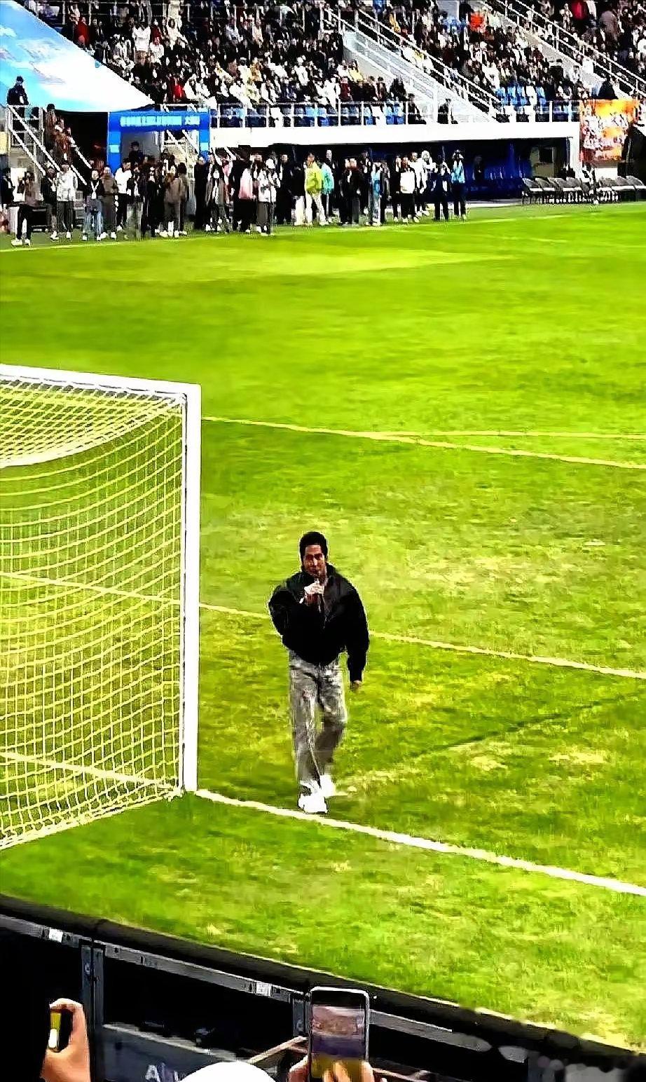 65岁齐秦，还在小城开唱，一场30万。女儿在美国读书，一年学费顶他三场。台北的房