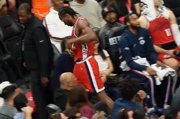 其实输一场球对快船也不是太大问题但是小卡受伤就两回事了目前官方给的是左脚踝扭伤希