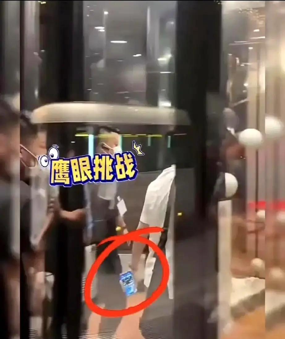 王队下午突然把手机屏幕往我脸上一怼，幽幽的蓝色光幕上，赫然是一个盖着官方红章的电