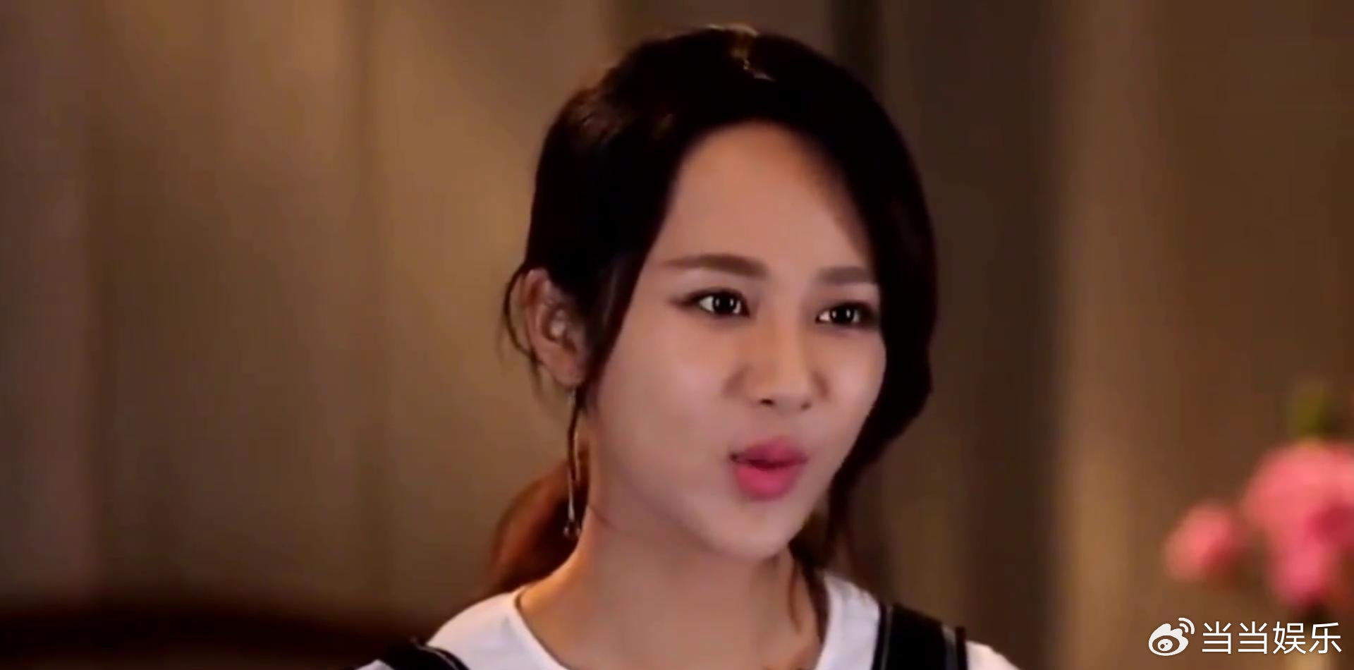 在《乘风2026》直播连麦当中，黄灿灿把杨紫叫了出来，一句“我闺蜜来啦”直接冲